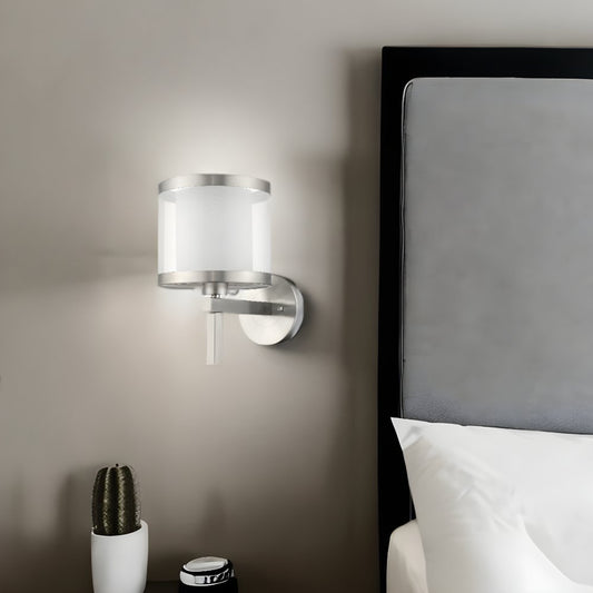 Aplique de pared blanco y plateado con pantalla de tela
