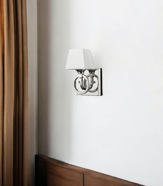 Lámpara de pared de metal plateado con pantalla de vidrio esmerilado