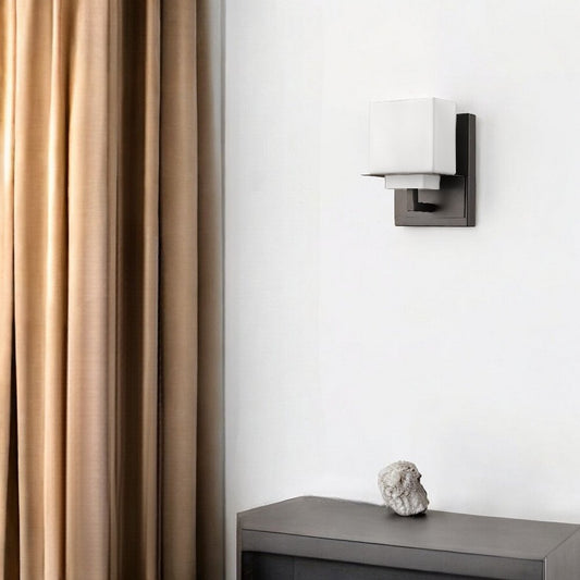 Aplique de pared de una luz de vidrio blanco y bronce