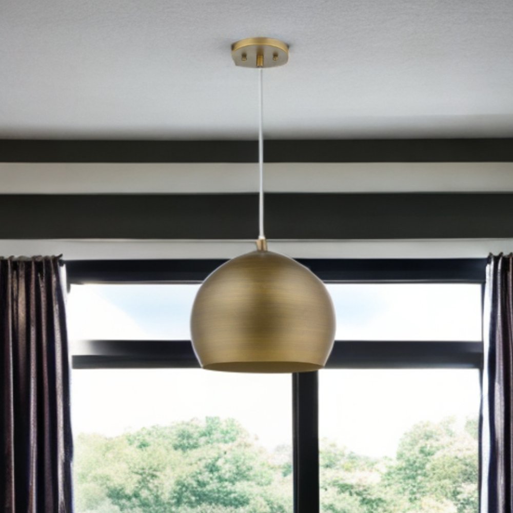 Lámpara colgante Latitude de una luz, pintada a mano, de oro antiguo con pantalla interior dorada