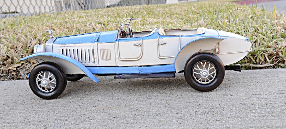 Escultura de mesa de coche en miniatura de metal blanco de 4" pintada a mano