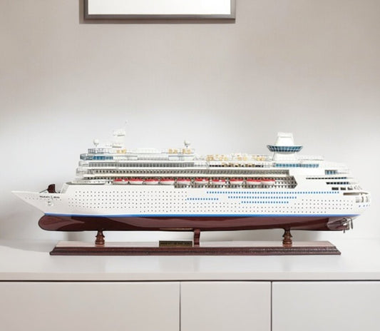 Barco Majesty of the Seas de 13" marrón y blanco, pintado a mano, decorativo.