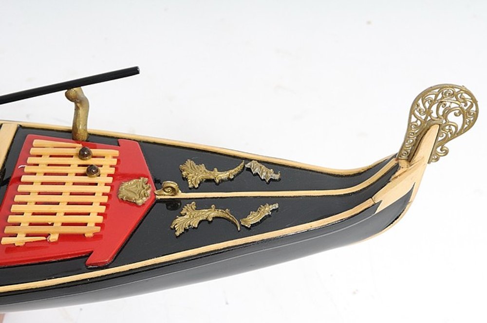 Góndola veneciana negra y roja de 8" pintada a mano, decorativa.