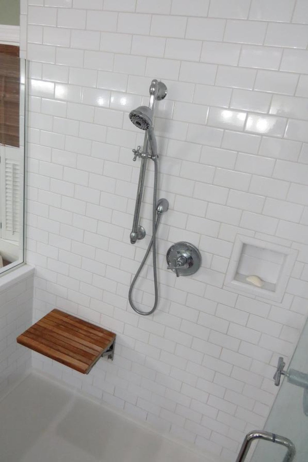 Banco de ducha de teca premium de 17" para montaje en pared