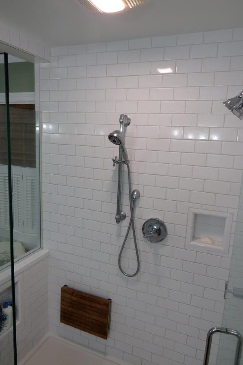 Banco de ducha de teca premium de 17" para montaje en pared