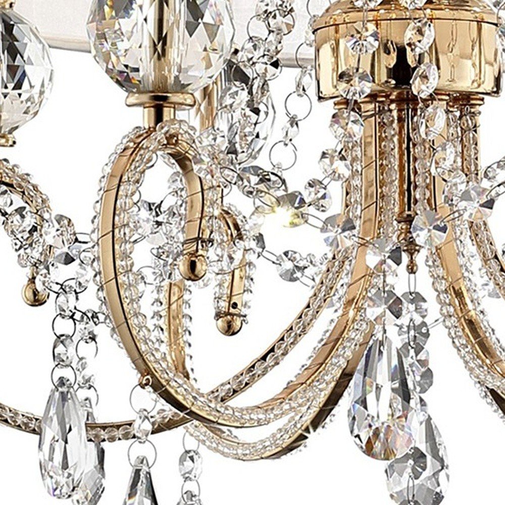Impresionante lámpara de techo de latón con acabado dorado y detalles de cristal.