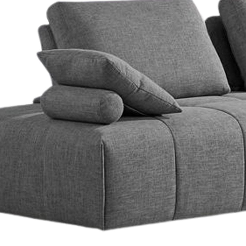 Sofá modular en forma de L de dos piezas de poliéster gris con chaise longue y cojines.