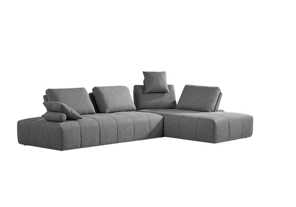 Sofá modular en forma de L de dos piezas de poliéster gris con chaise longue y cojines.