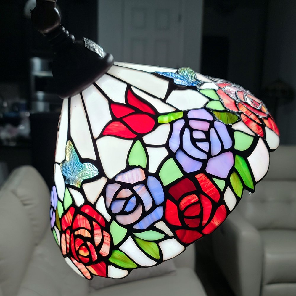 Lámpara de pie estilo antorcha de metal color espresso de 62" con pantalla de cúpula de vidrio con flores verdes y blancas