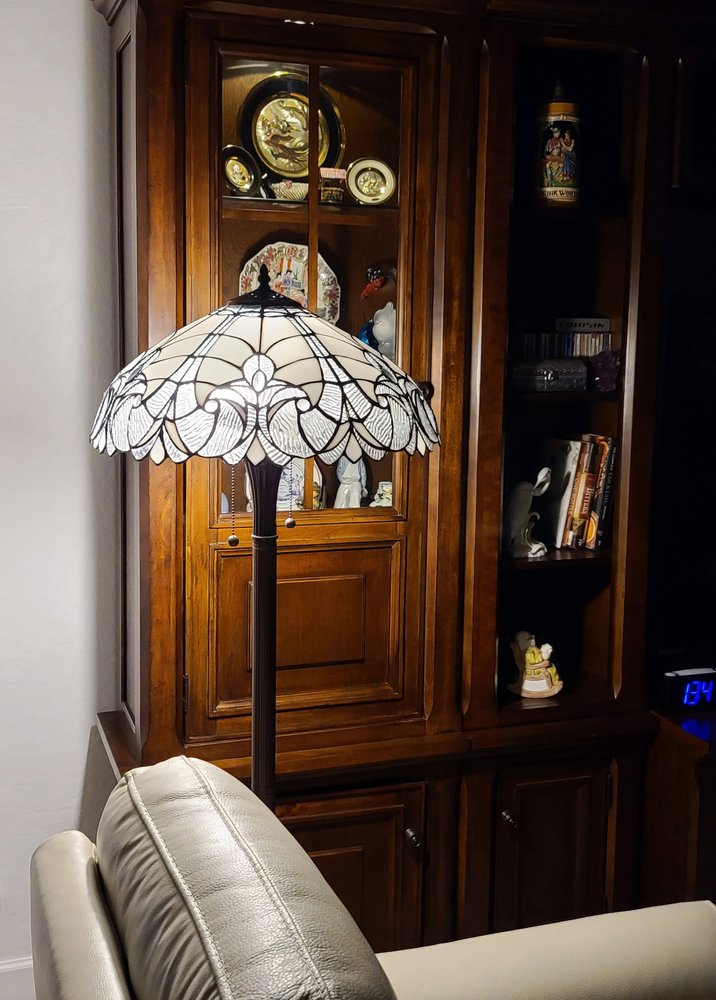 Lámpara de pie Torchiere de dos luces, color marrón oscuro, de 62" con pantalla de cúpula de cristal con flor de lis blanca