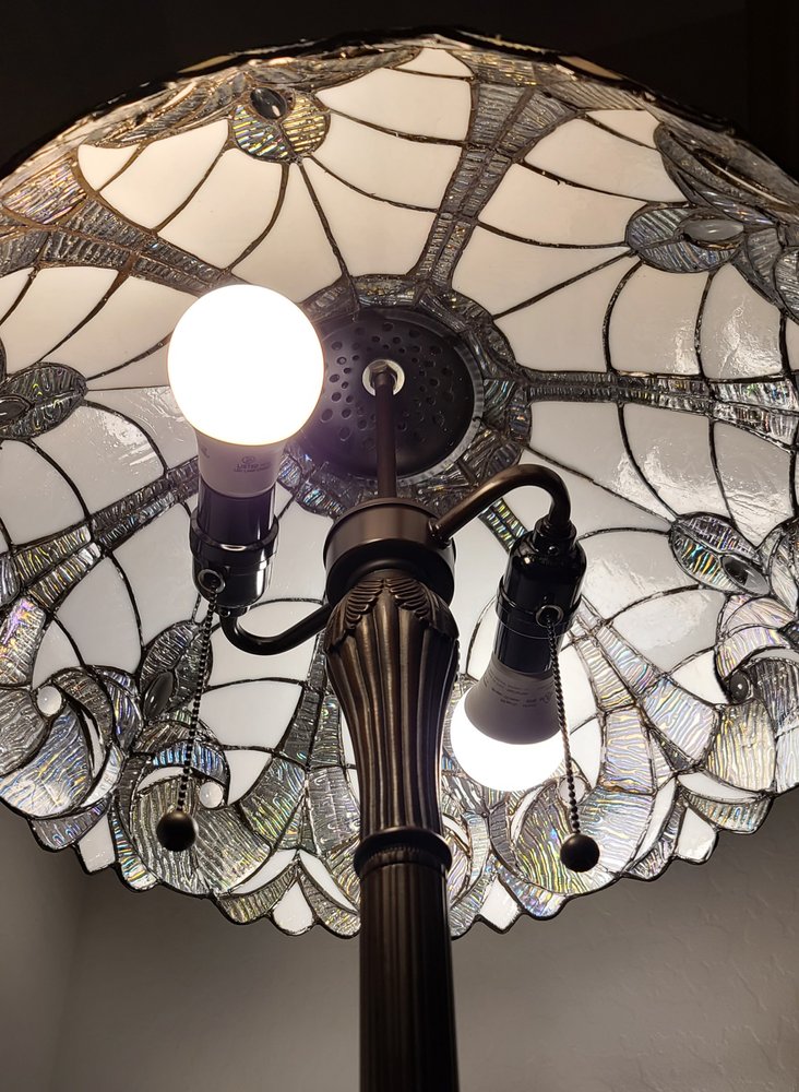 Lámpara de pie Torchiere de dos luces, color marrón oscuro, de 62" con pantalla de cúpula de cristal con flor de lis blanca