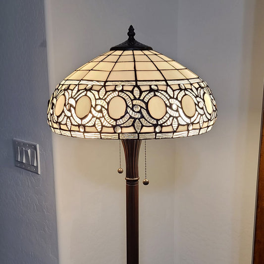 Lámpara de pie tradicional de 63" de dos luces en marrón con pantalla de vidrio teñido blanco