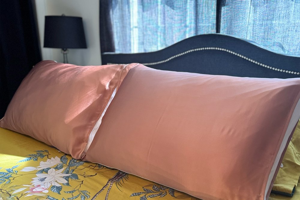Funda de almohada de seda color bronce con extremos abiertos