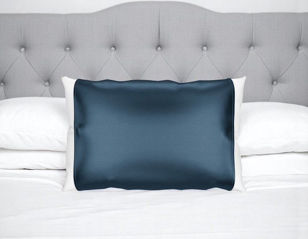 Funda de almohada de seda azul con extremos abiertos