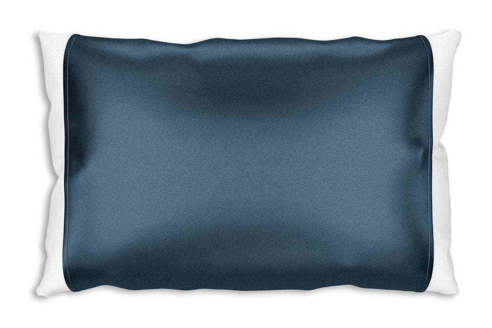 Funda de almohada de seda azul con extremos abiertos