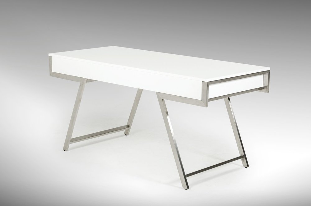 Escritorio blanco y plateado de 63" con tres cajones