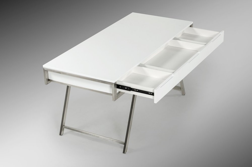 Escritorio blanco y plateado de 63" con tres cajones