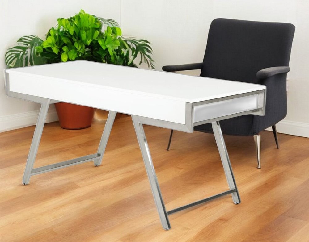 Escritorio blanco y plateado de 63" con tres cajones
