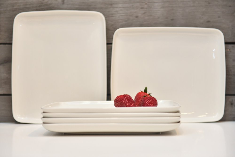 Juego de seis platos de cena rectangulares de porcelana blanca
