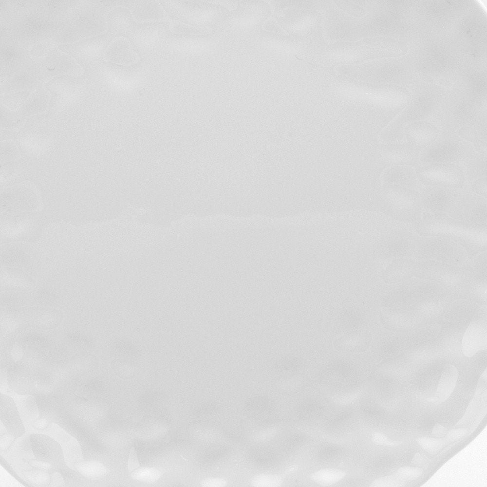 Juego de seis platos de ensalada de porcelana blanca redonda con relieve granulado.