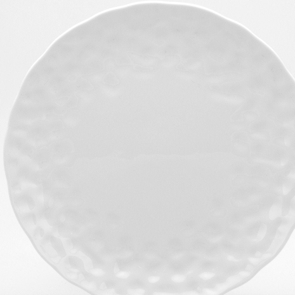 Juego de seis platos de ensalada de porcelana blanca redonda con relieve granulado.