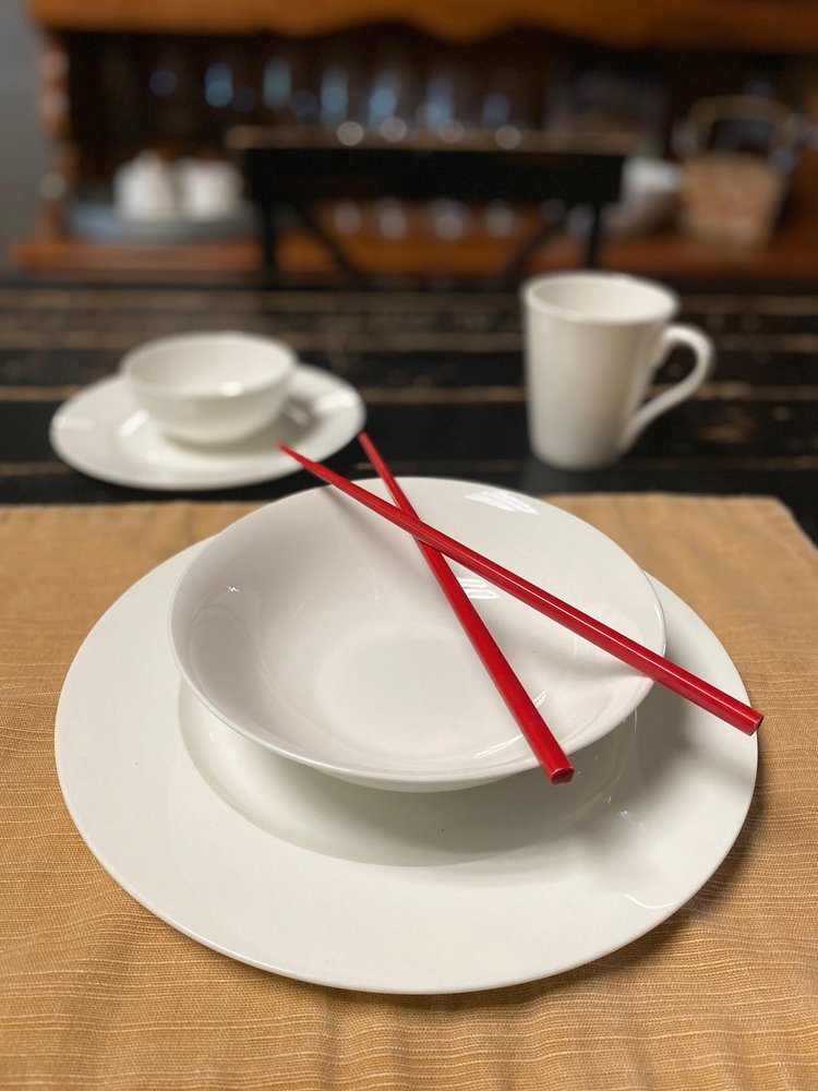 Juego de vajilla de porcelana blanca redonda de dieciséis piezas para cuatro personas