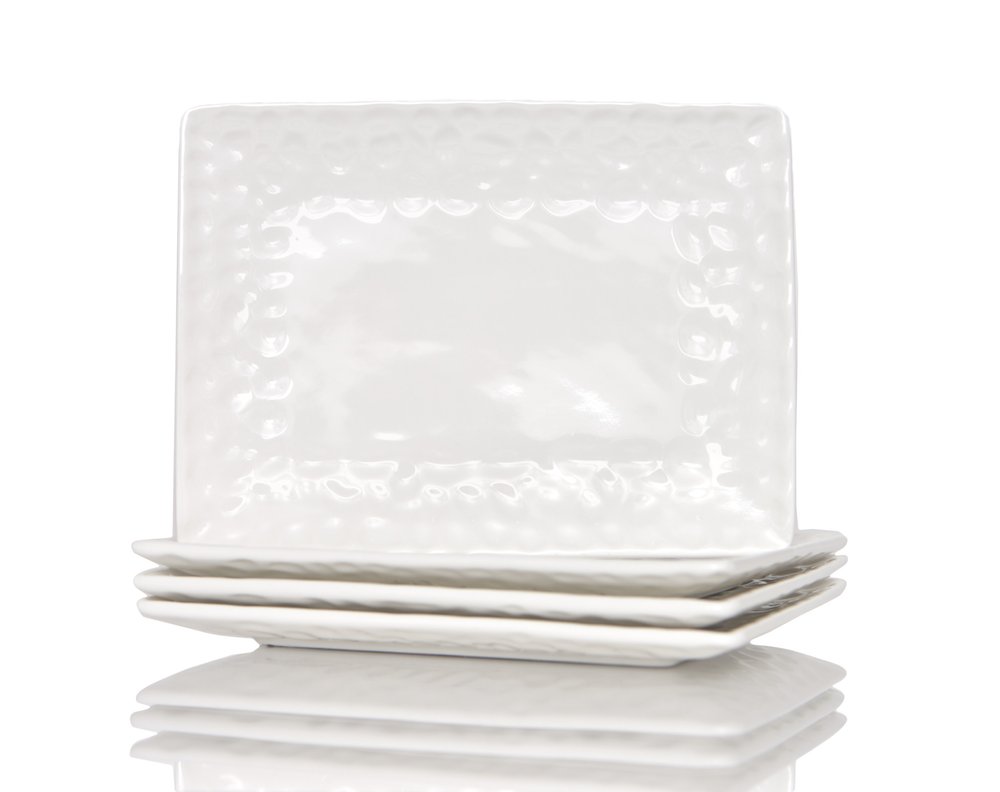 Juego de seis platos llanos de porcelana blanca con diseño de guijarros rectangulares.