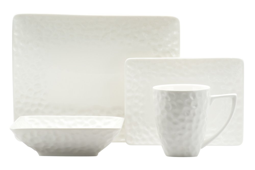 Juego de seis platos llanos de porcelana blanca con diseño de guijarros rectangulares.