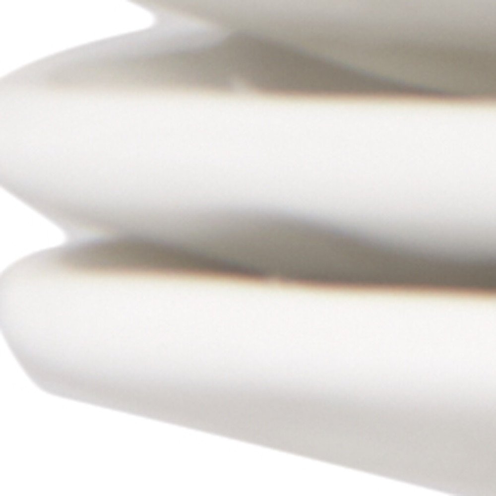 Juego de seis platos llanos de porcelana blanca con diseño de guijarros rectangulares.