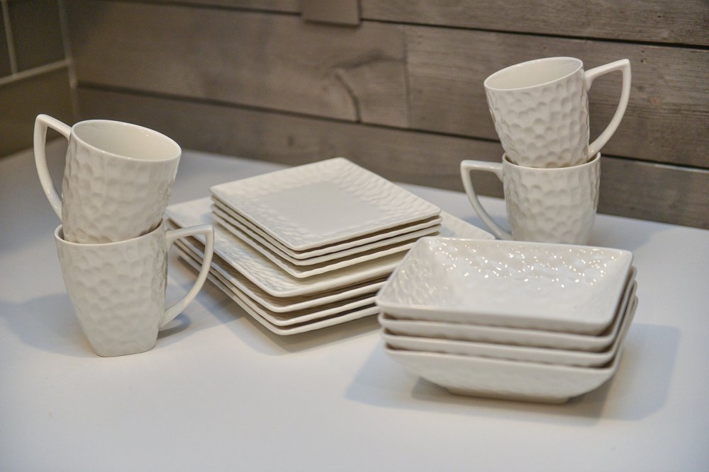Juego de seis platos de ensalada de porcelana blanca rectangular con diseño de guijarros.