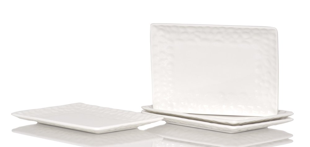 Juego de seis platos de ensalada de porcelana blanca rectangular con diseño de guijarros.