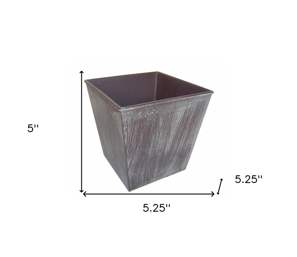 Maceta cuadrada de 5" de plástico reciclado, con textura en tonos marrón y blanquecino, para interior y exterior.