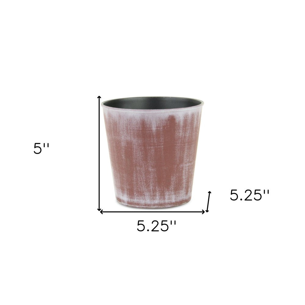 Maceta redonda de 5" de plástico reciclado, con textura en tonos marrón y blanquecino, para interior y exterior.