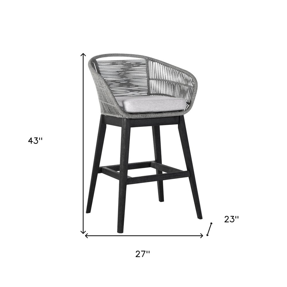 Silla de bar para exteriores de madera maciza gris claro de 43" con respaldo bajo y reposapiés