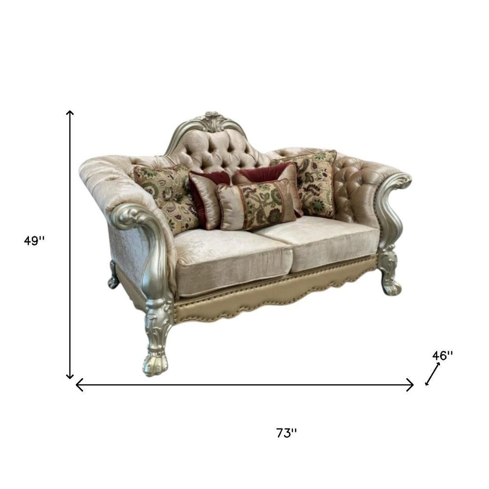 Loveseat de terciopelo color hueso de 73" y cojines decorativos