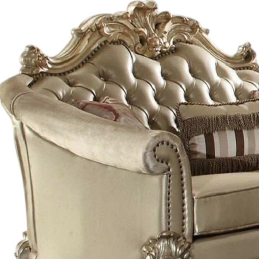 Loveseat de 67" de piel sintética color hueso y dorado con cojines
