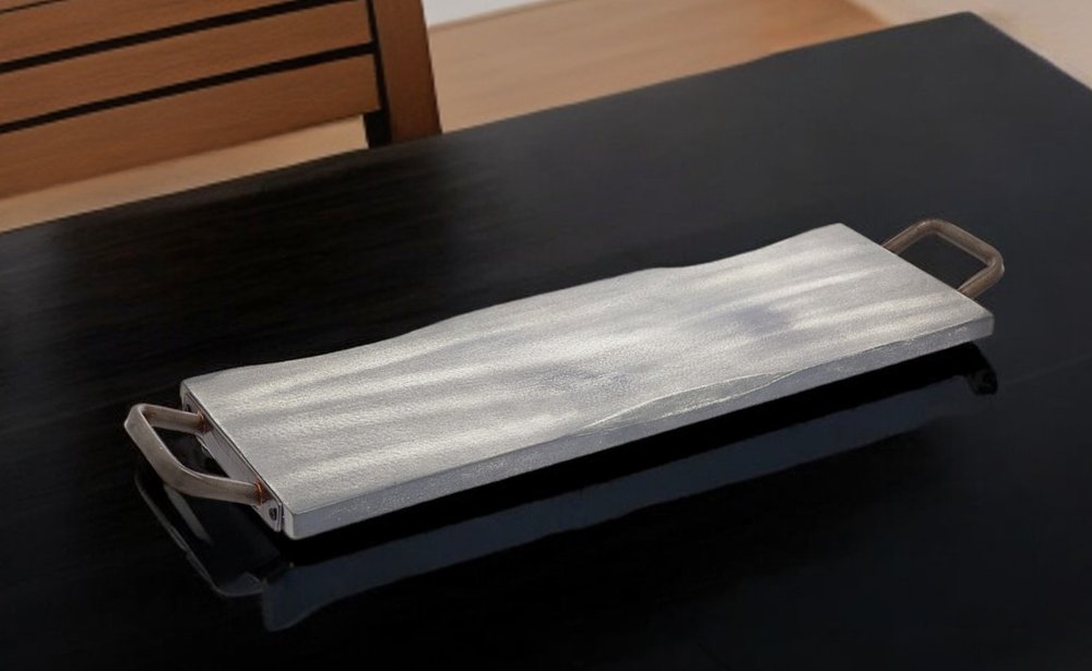 Bandeja para servir de madera y metal gris y negro de 27" con asas