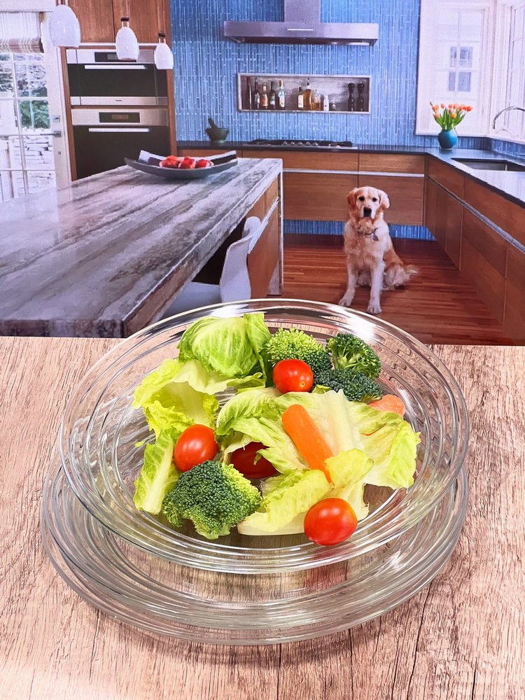 Juego de cuatro platos de ensalada acrílicos redondos transparentes con espirales.