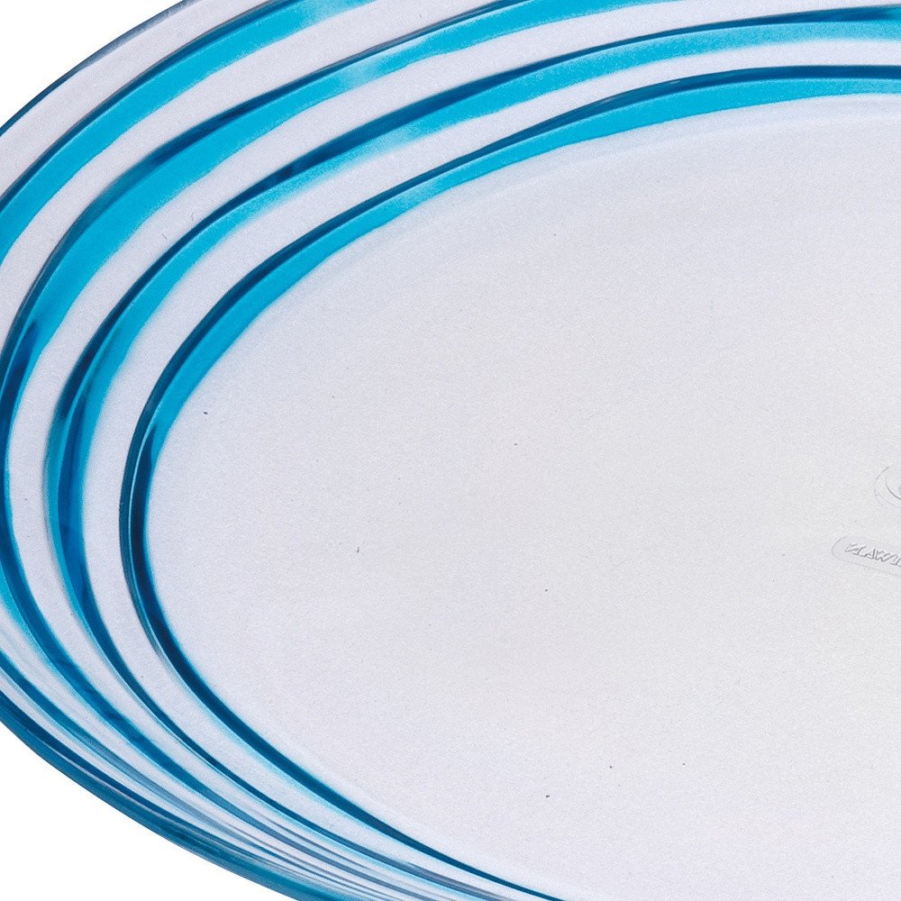 Juego de cuatro platos de cena de acrílico transparente y azul con diseño de remolino.
