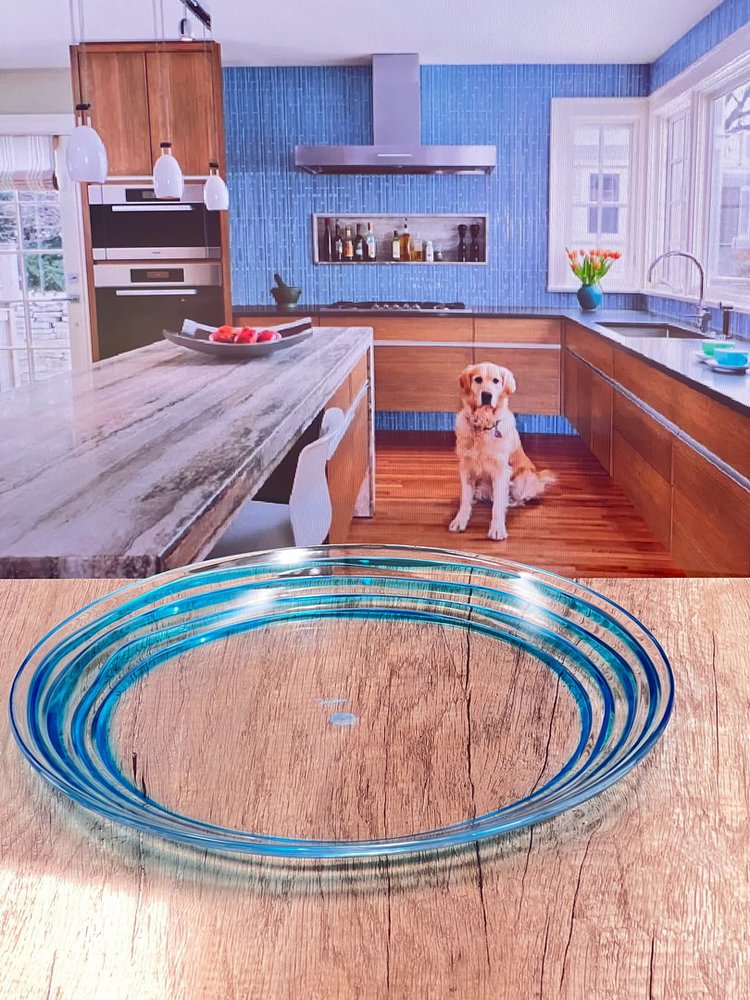 Juego de cuatro platos de cena de acrílico transparente y azul con diseño de remolino.