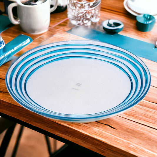 Juego de cuatro platos de cena de acrílico transparente y azul con diseño de remolino.