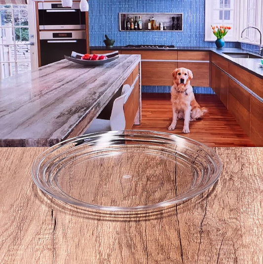 Juego de cuatro platos de cena de acrílico transparente con espirales redondos.