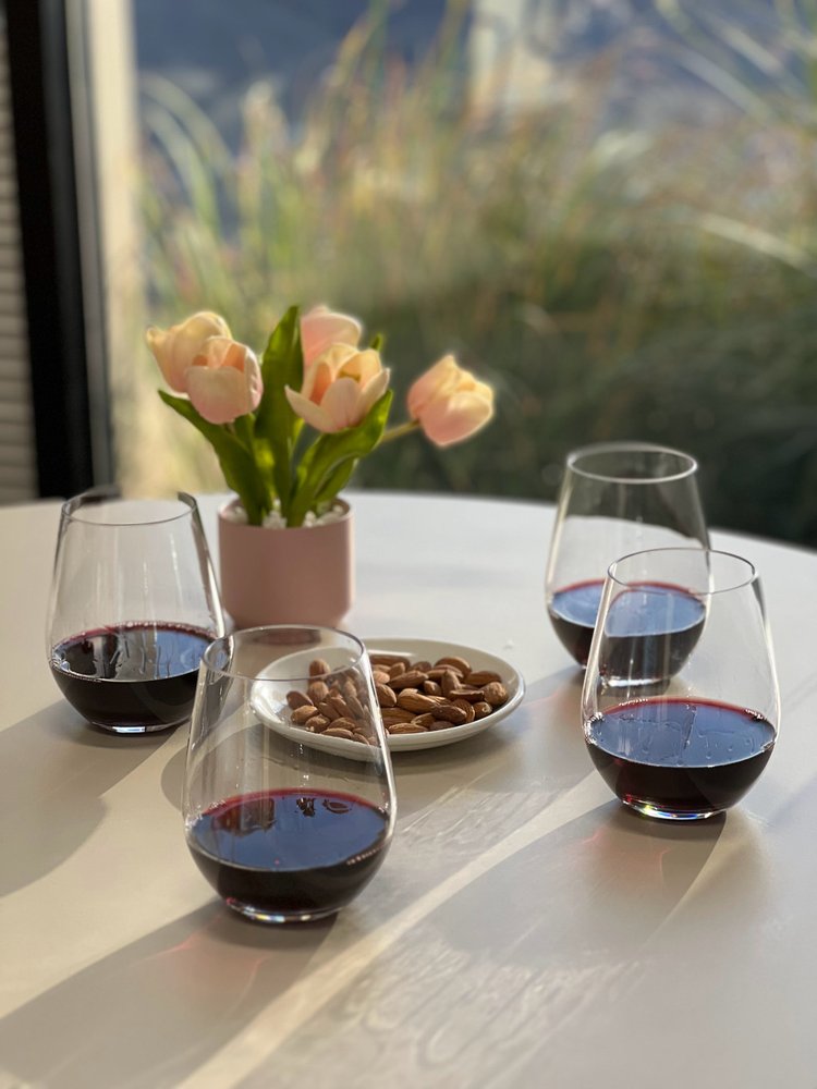 Juego de cuatro copas de vino multiusos sin tallo de plástico Tritan transparente