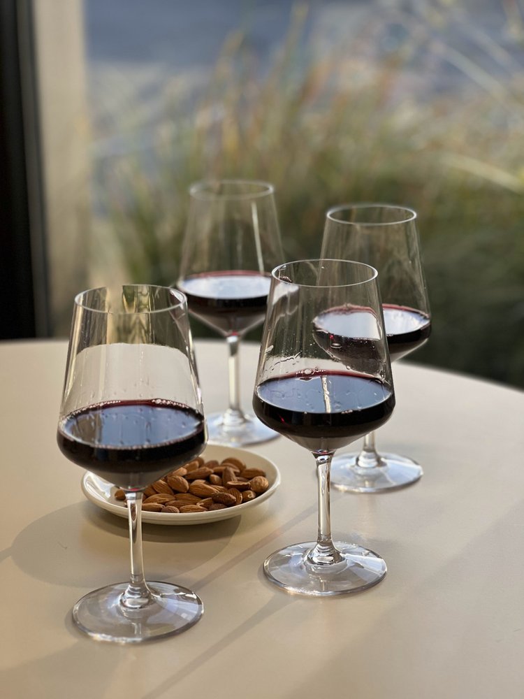 Juego de cuatro copas de vino multiusos con tallo de plástico Tritan transparente