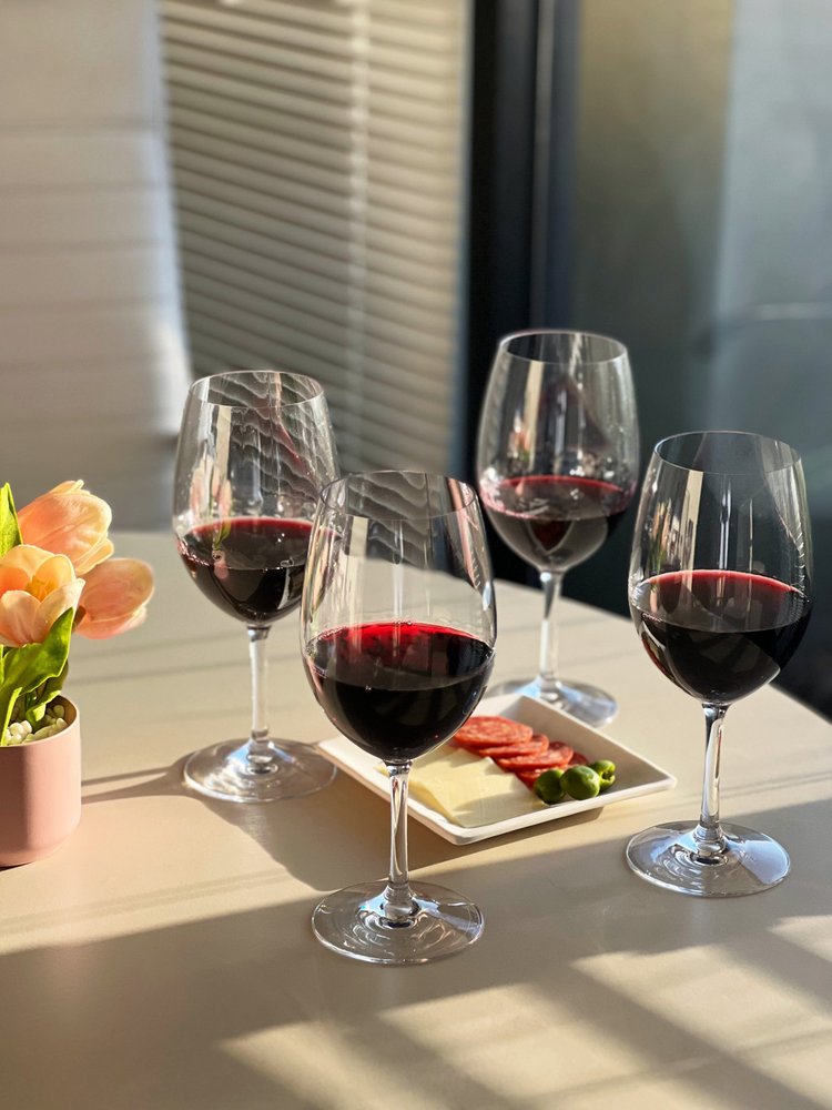 Juego de cuatro copas de vino multiusos con tallo de plástico Tritan transparente