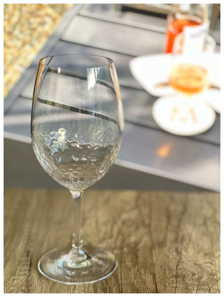 Juego de cuatro copas de vino multiusos con tallo de plástico Tritan transparente
