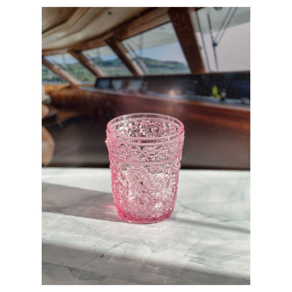 Juego de cuatro vasos de whisky sin tallo de acrílico con estampado paisley rosa