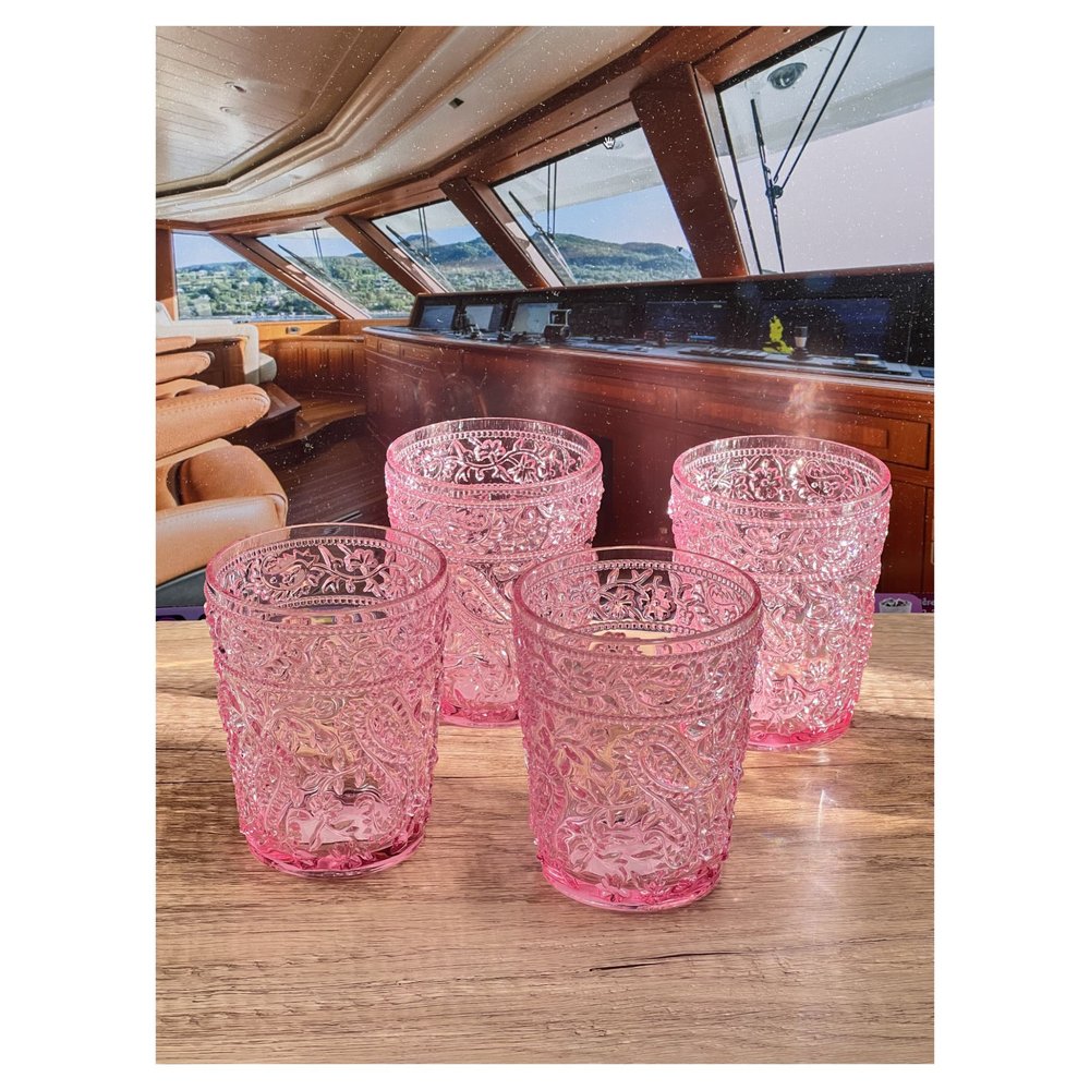 Juego de cuatro vasos de whisky sin tallo de acrílico con estampado paisley rosa