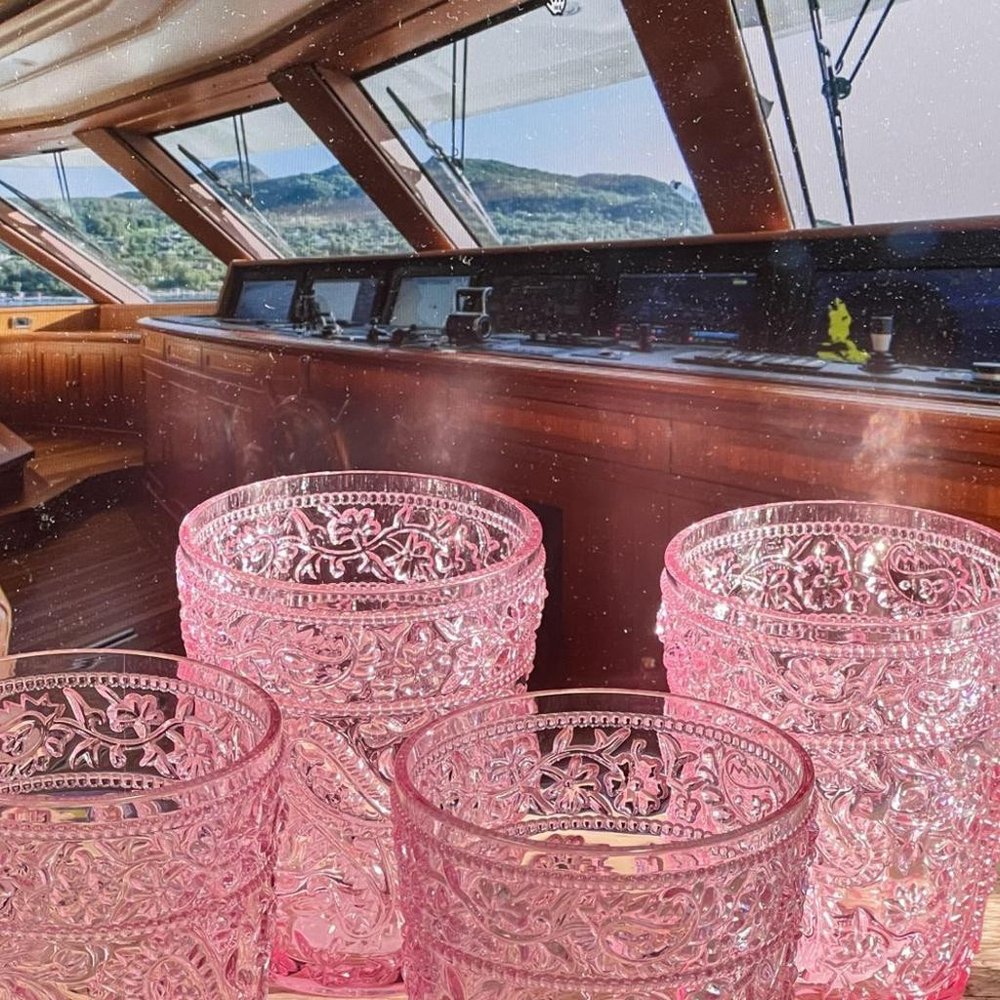Juego de cuatro vasos de whisky sin tallo de acrílico con estampado paisley rosa