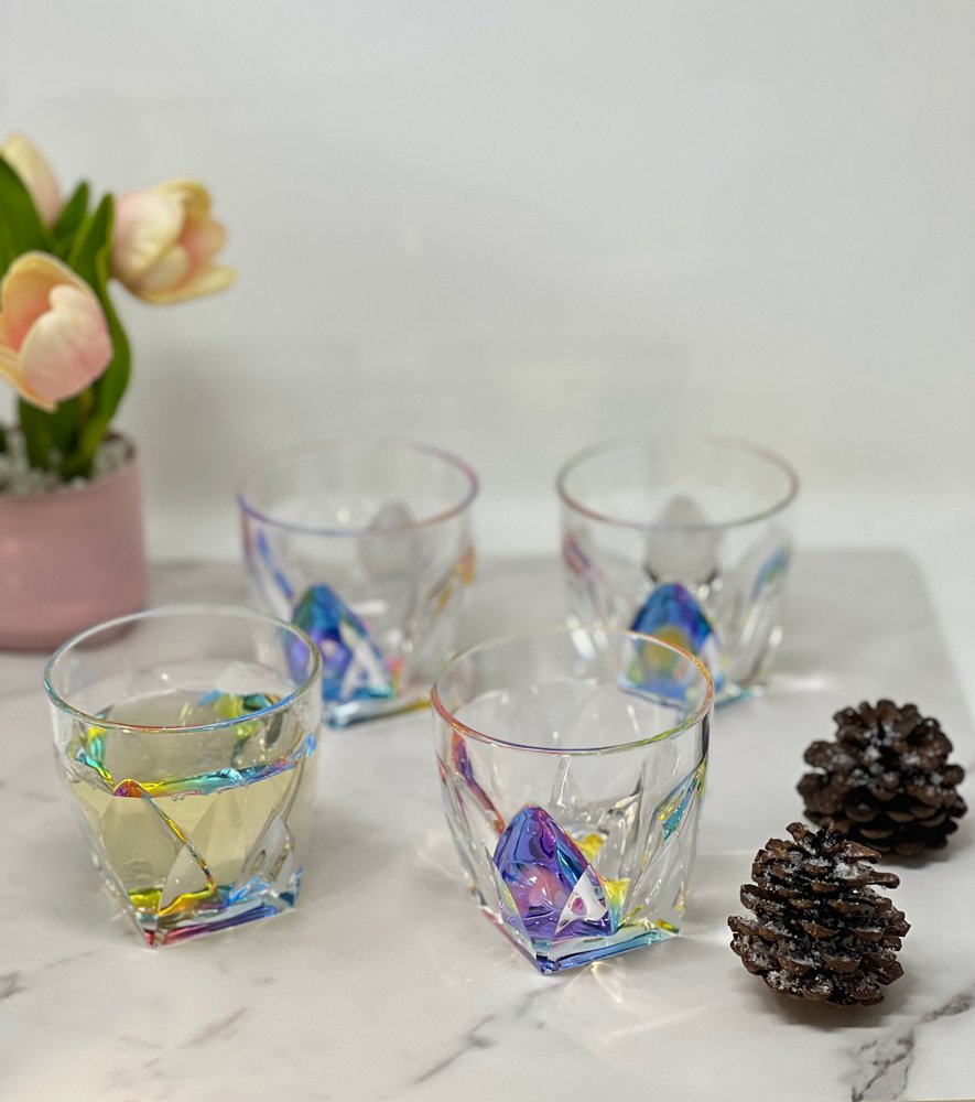 Juego de cuatro vasos de whisky acrílicos sin tallo con diseño geométrico de arcoíris